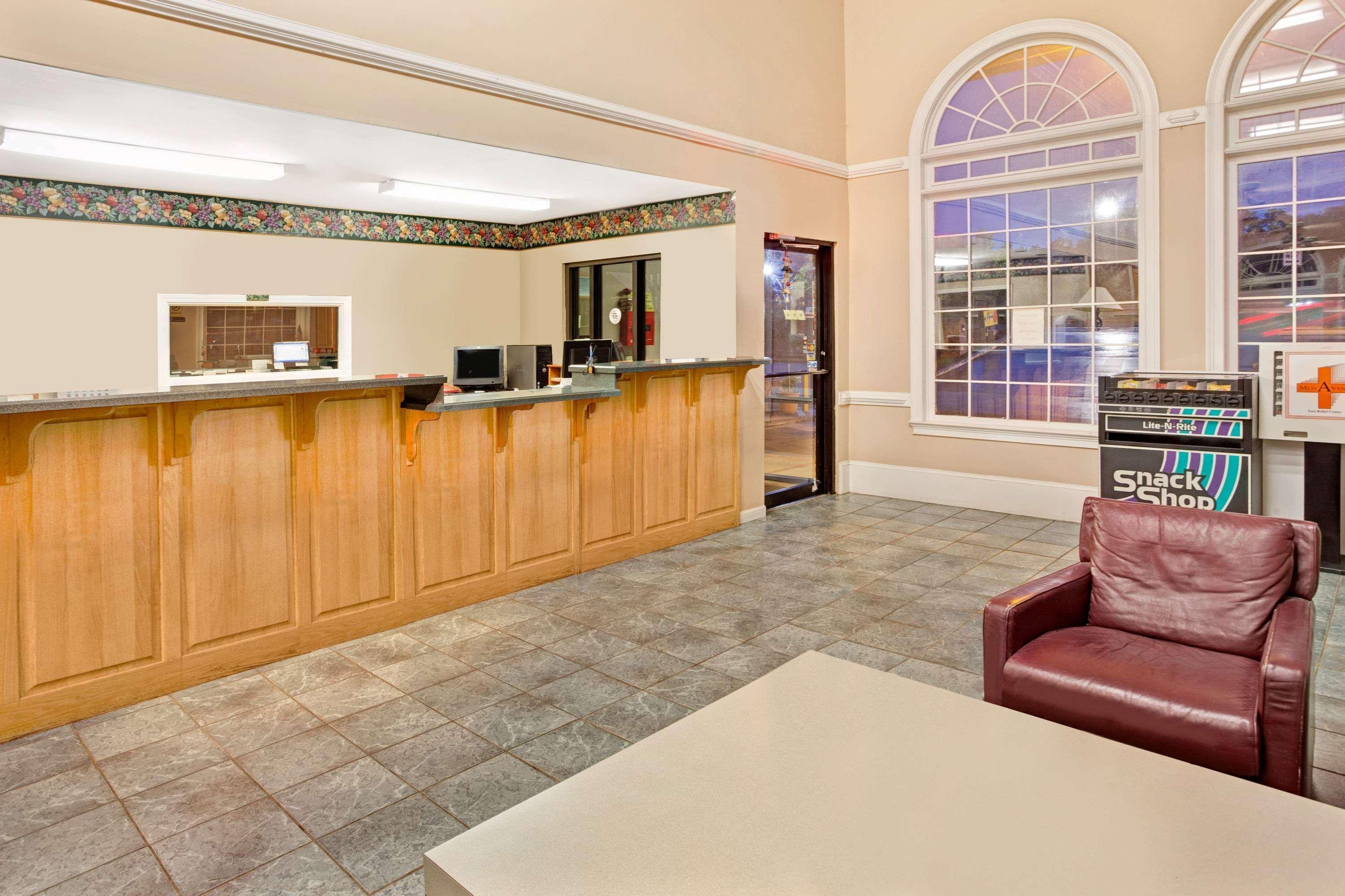 Super 8 By Wyndham Marietta/West/Atl Area Hotel Exterior foto