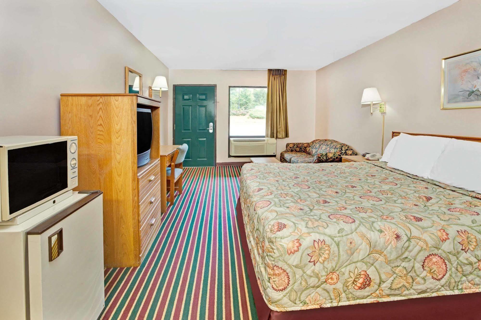 Super 8 By Wyndham Marietta/West/Atl Area Hotel Exterior foto