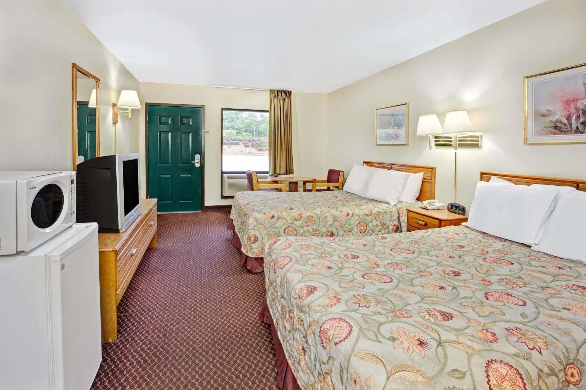 Super 8 By Wyndham Marietta/West/Atl Area Hotel Exterior foto