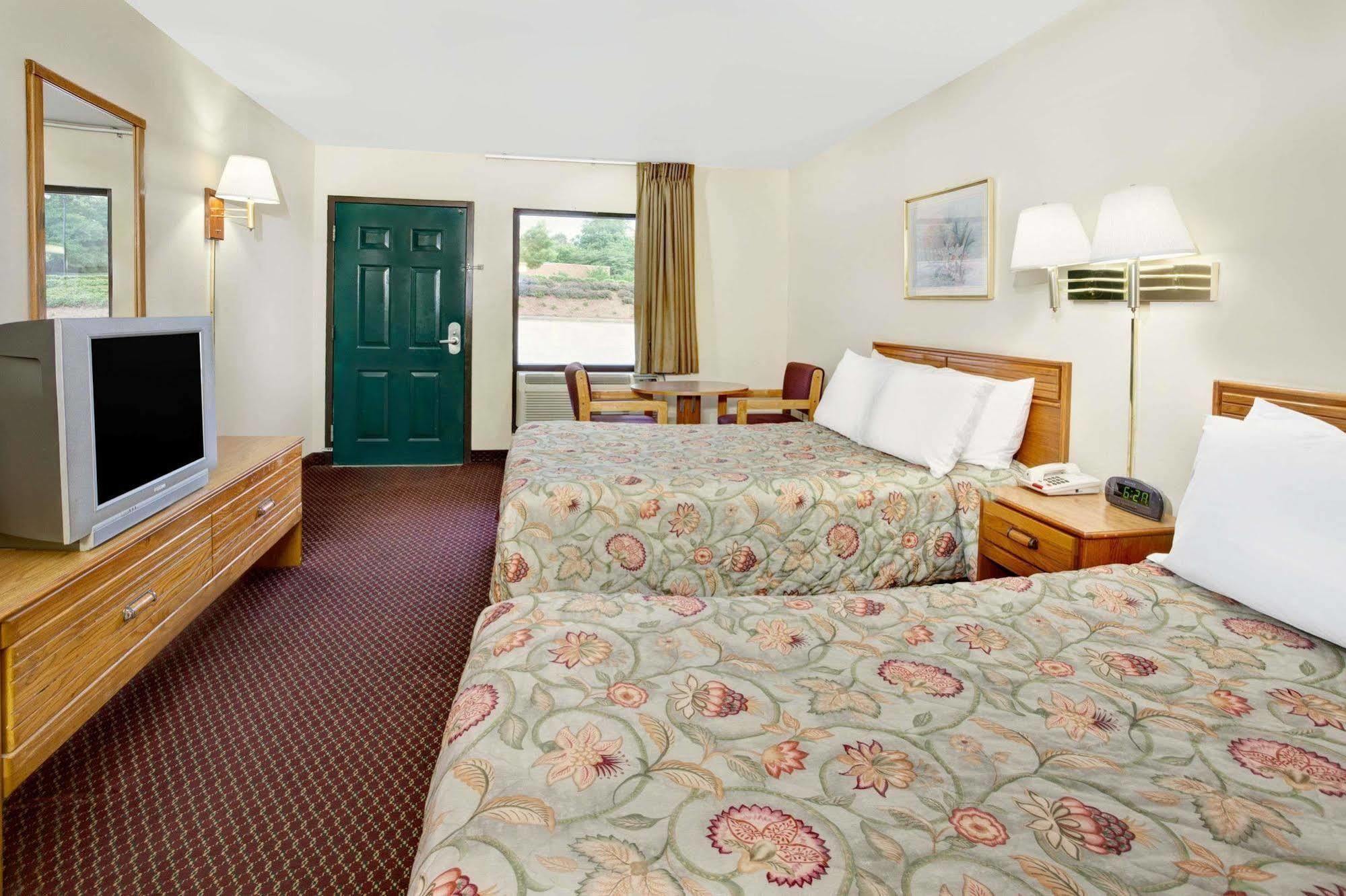 Super 8 By Wyndham Marietta/West/Atl Area Hotel Exterior foto