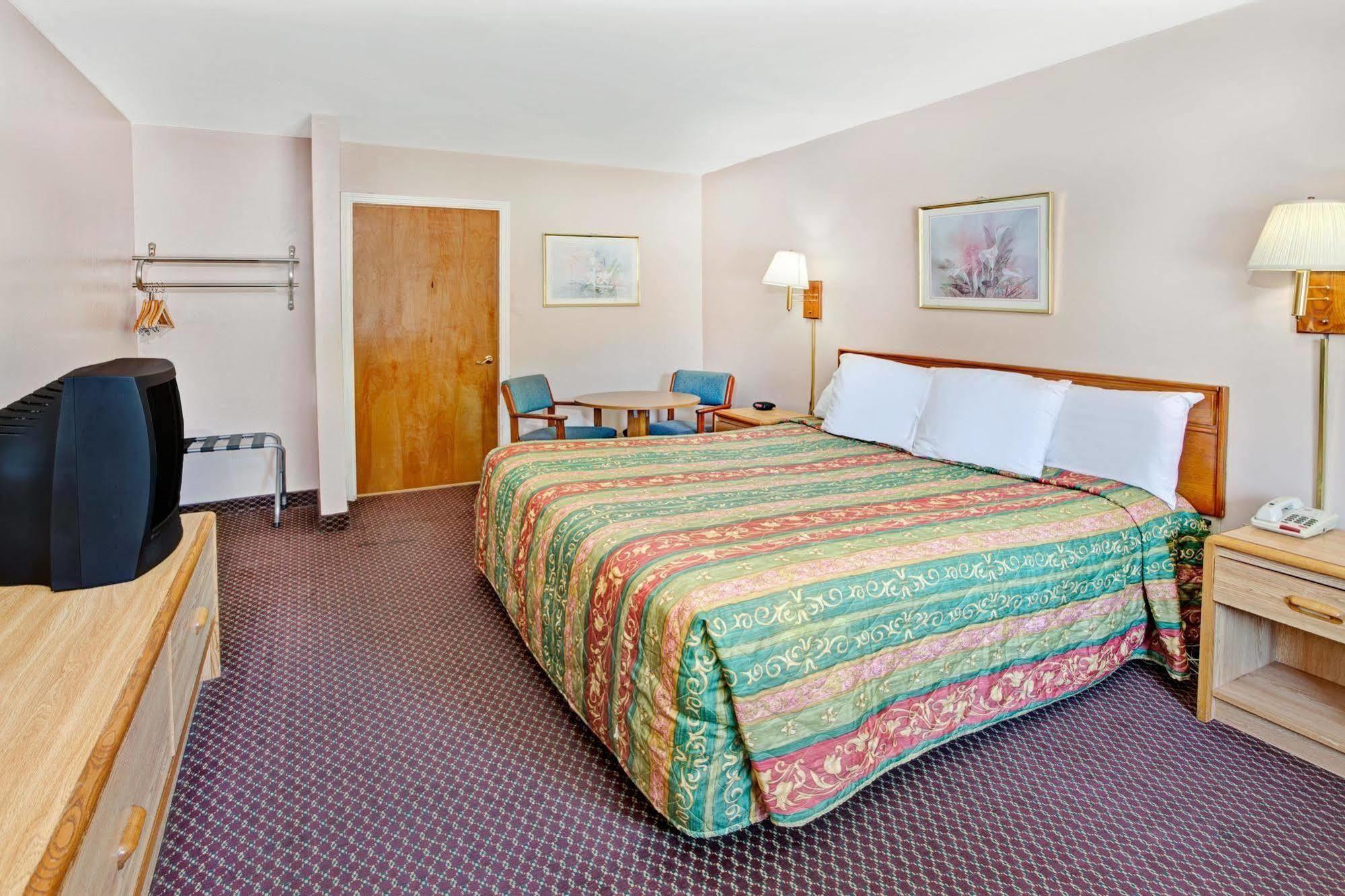 Super 8 By Wyndham Marietta/West/Atl Area Hotel Exterior foto